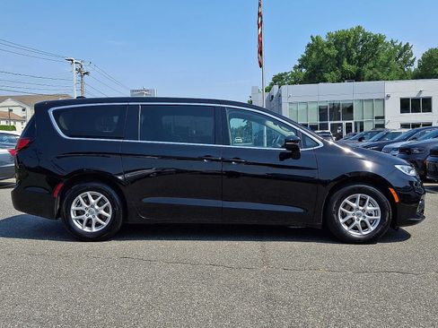 Certified 2024 Chrysler Pacifica Touring-L FWD image 7
