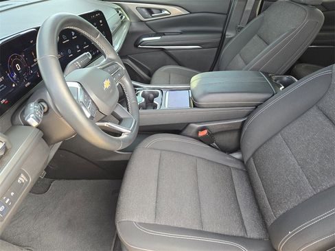 Used 2024 Chevrolet Traverse LT image 8