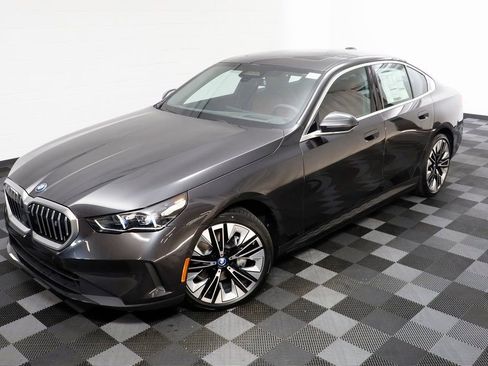 Used 2025 BMW i5 xDrive40 w/ Premium Package image 2