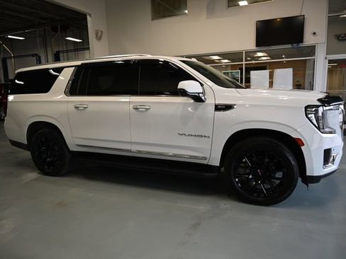 Used 2022 GMC Yukon XL SLT w/ SLT Premium Package AWD/4WD image 4