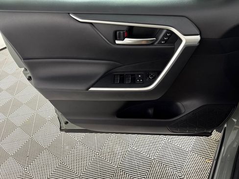 Used 2020 Toyota RAV4 XLE Premium image 9