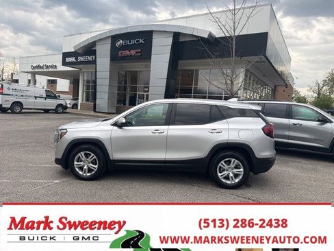 Used 2022 GMC Terrain SLE image 1