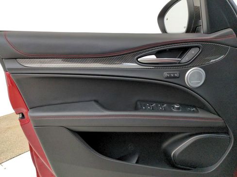 Used 2023 Alfa Romeo Stelvio Estrema image 25