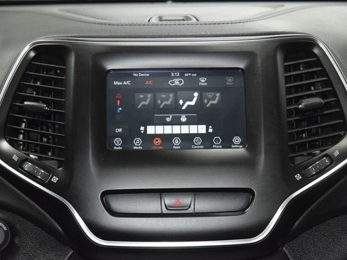 Used 2019 Jeep Cherokee Latitude w/ Cold Weather Group FWD image 29