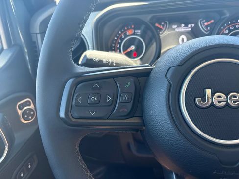 Used 2025 Jeep Wrangler Sport AWD/4WD image 12