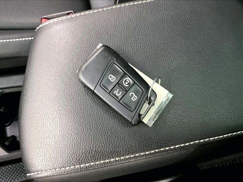 Used 2022 Volkswagen Tiguan SE R-Line image 13