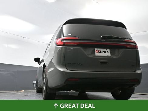 Used 2023 Chrysler Pacifica Touring-L w/ Uconnect Theater Family Group AWD/4WD image 34
