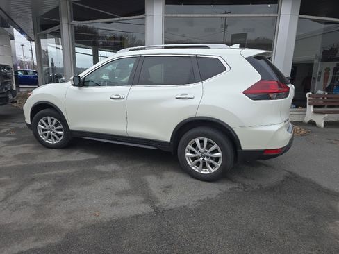 Used 2020 Nissan Rogue SV image 3