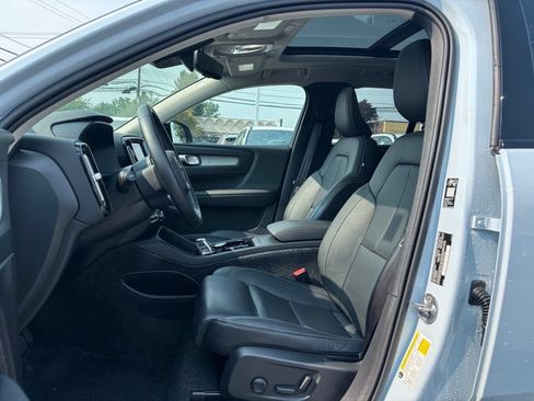 Certified 2026 Volvo XC40 B5 Plus w/ Climate Package AWD/4WD image 19