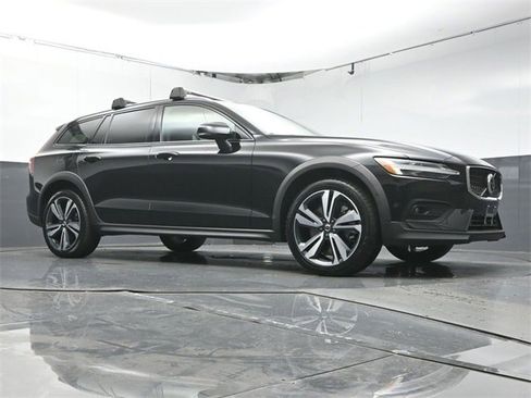 Used 2023 Volvo V60 B5 Cross Country Plus w/ Climate Package AWD/4WD image 32