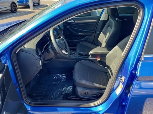Certified 2024 Volkswagen Jetta SE w/ Panoramic Sunroof Package FWD image 17