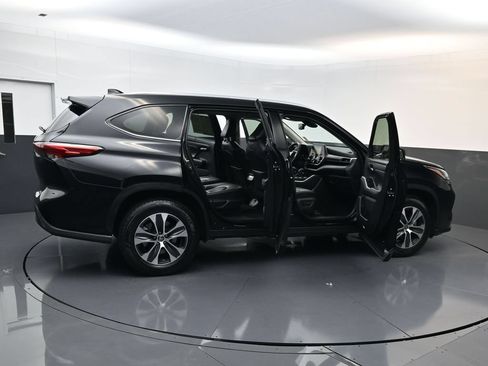 Used 2021 Toyota Highlander XLE FWD image 31