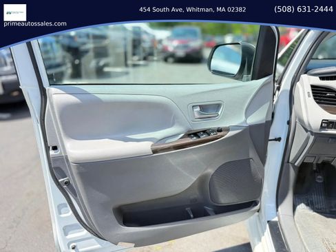 Used 2019 Toyota Sienna XLE w/ XLE Navigation Package FWD image 31
