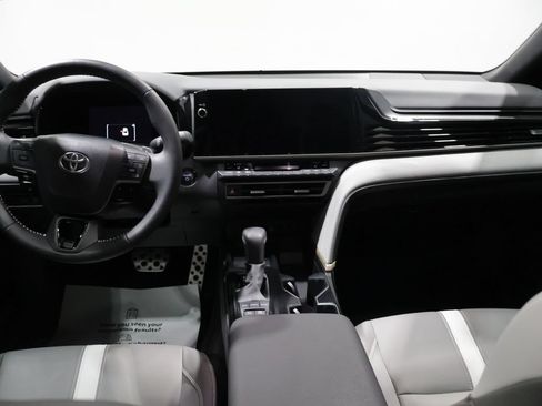 Used 2025 Toyota Camry SE AWD/4WD image 16