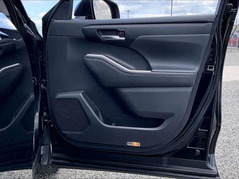 Used 2023 Toyota Highlander XLE image 22