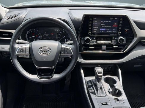 Used 2020 Toyota Highlander XLE FWD image 29