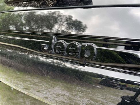 Used 2025 Jeep Grand Cherokee Altitude RWD image 11
