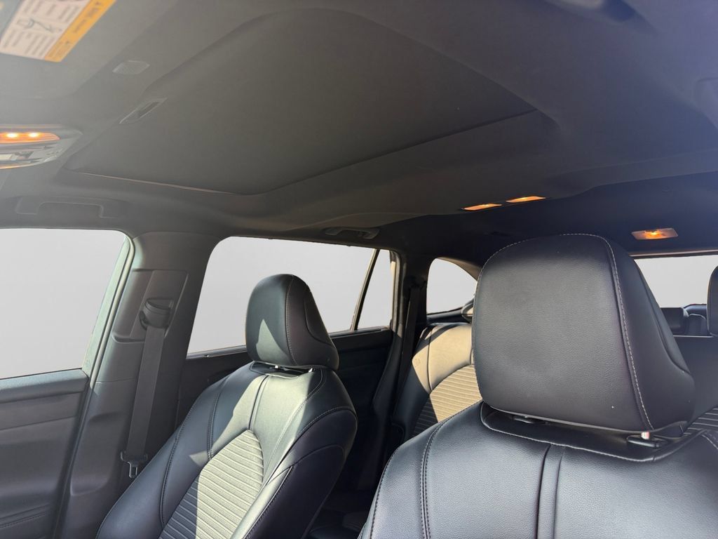 Used 2022 Toyota Highlander XSE FWD image 16