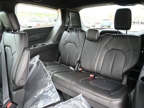New 2026 Chrysler Pacifica Select image 21