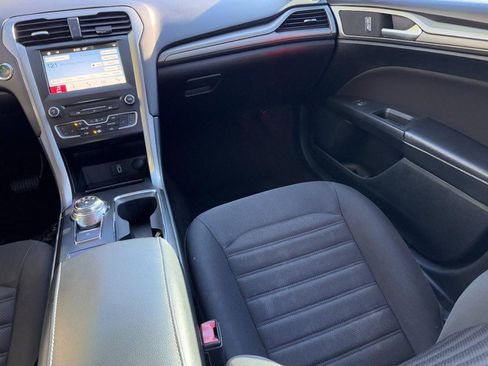 Used 2018 Ford Fusion SE w/ Fusion SE Technology Package image 15