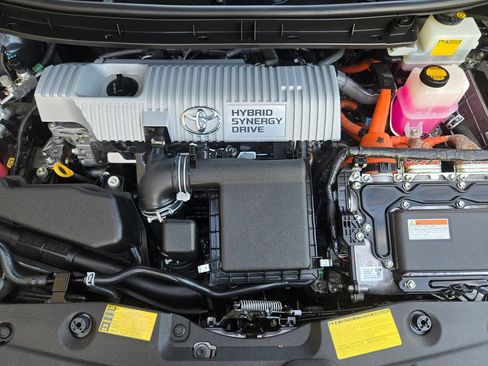 Used 2013 Toyota Prius Five w/ Advanced Technology Pkg FWD image 32