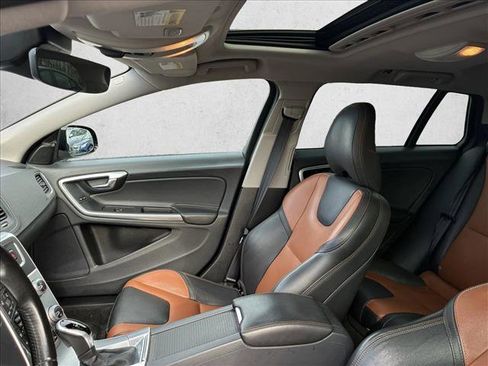 Used 2017 Volvo V60 T5 Cross Country w/ Convenience Package image 13