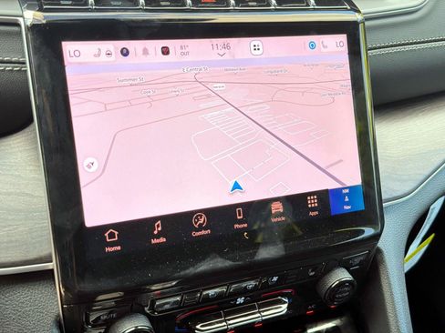 Used 2025 Jeep Grand Cherokee Limited w/ Luxury Tech Group II AWD/4WD image 14