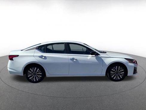 Used 2025 Nissan Altima 2.5 SV FWD image 16