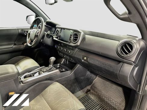 Used 2022 Toyota Tacoma TRD Off-Road w/ Technology Package AWD/4WD image 28
