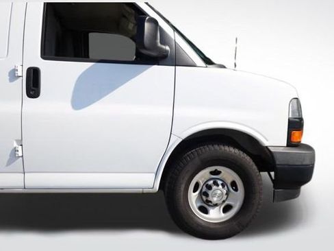 Used 2018 Chevrolet Express 2500 image 9
