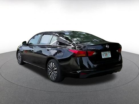 Used 2025 Nissan Altima 2.5 SV FWD image 7