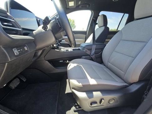 Used 2025 Chevrolet Traverse LT FWD image 9