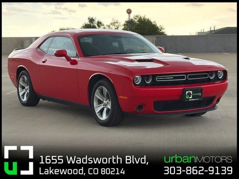 Used 2016 Dodge Challenger SXT RWD image 1