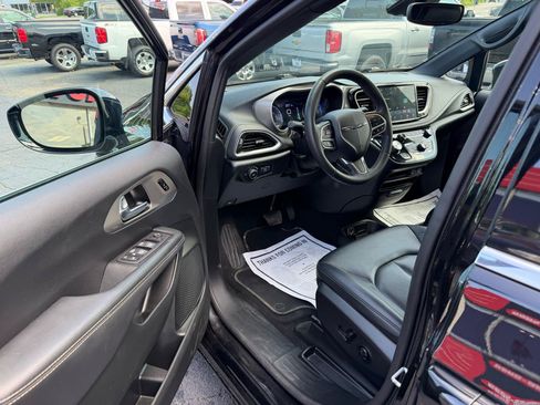 Used 2025 Chrysler Pacifica Select FWD image 9