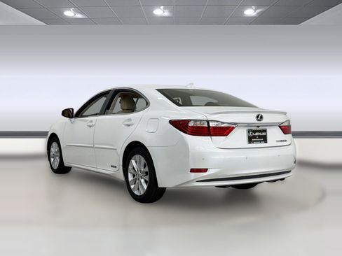Used 2015 Lexus ES 300h w/ Navigation System Package FWD image 3