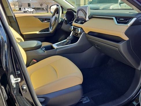 Used 2023 Toyota RAV4 XLE Premium image 12