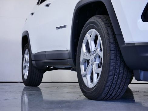 Used 2024 Jeep Compass Latitude image 6