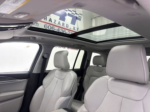 Used 2022 Jeep Grand Cherokee Overland w/ Luxury Tech Group IV AWD/4WD image 21