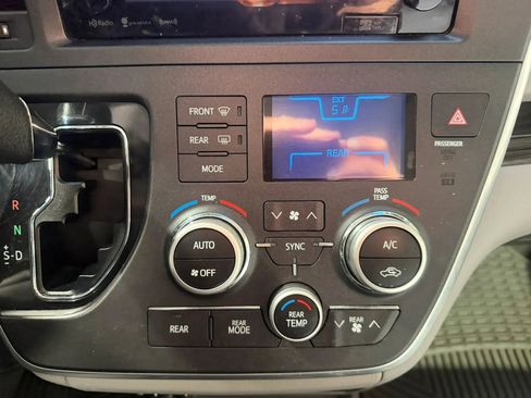 Used 2017 Toyota Sienna Limited FWD image 19