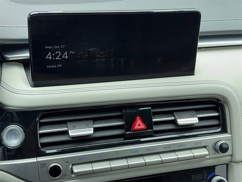 Used 2025 Genesis G70 2.5T image 30