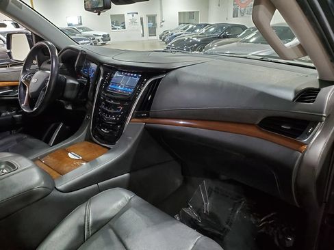 Used 2019 Cadillac Escalade ESV Luxury RWD image 15