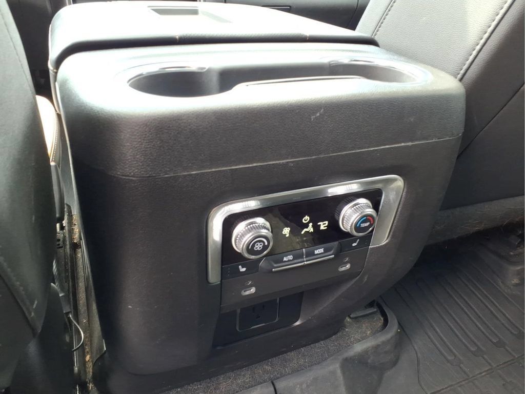 Used 2022 GMC Yukon XL AT4 AWD/4WD image 8