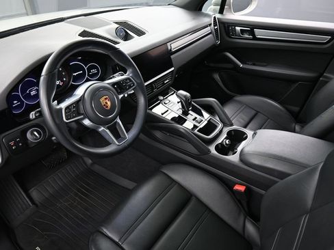 Certified 2023 Porsche Cayenne Platinum Edition image 4
