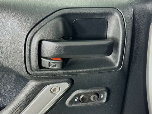 Used 2016 Jeep Wrangler Unlimited Sahara image 21