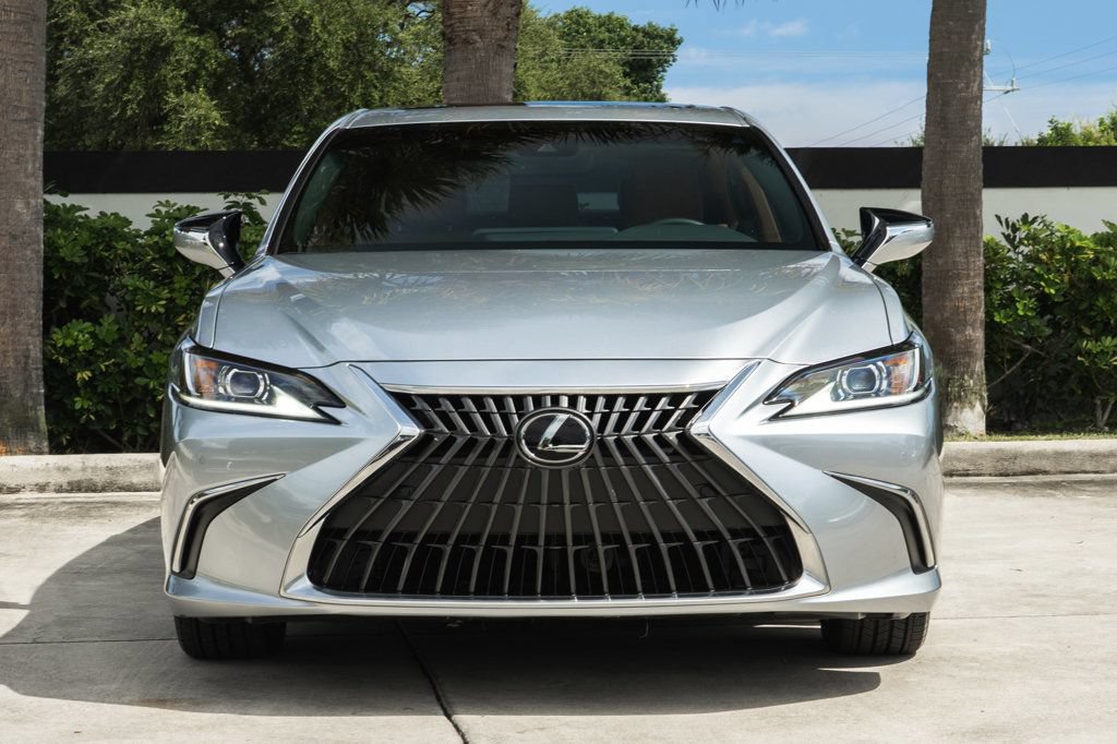 Used 2025 Lexus ES 300h w/ Premium Package FWD image 12