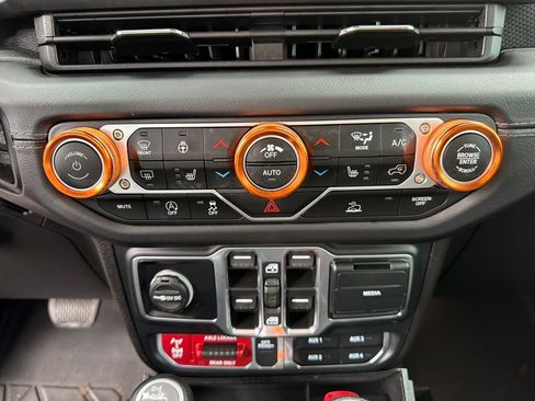 Used 2025 Jeep Gladiator Mojave w/ Convenience Group AWD/4WD image 22