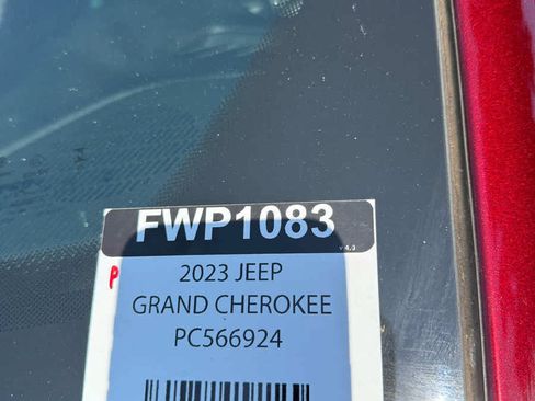 Used 2023 Jeep Grand Cherokee Laredo RWD image 30