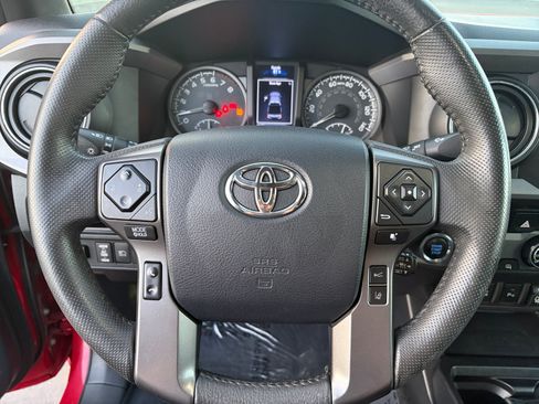 Used 2018 Toyota Tacoma TRD Off-Road w/ Technology Package AWD/4WD image 12