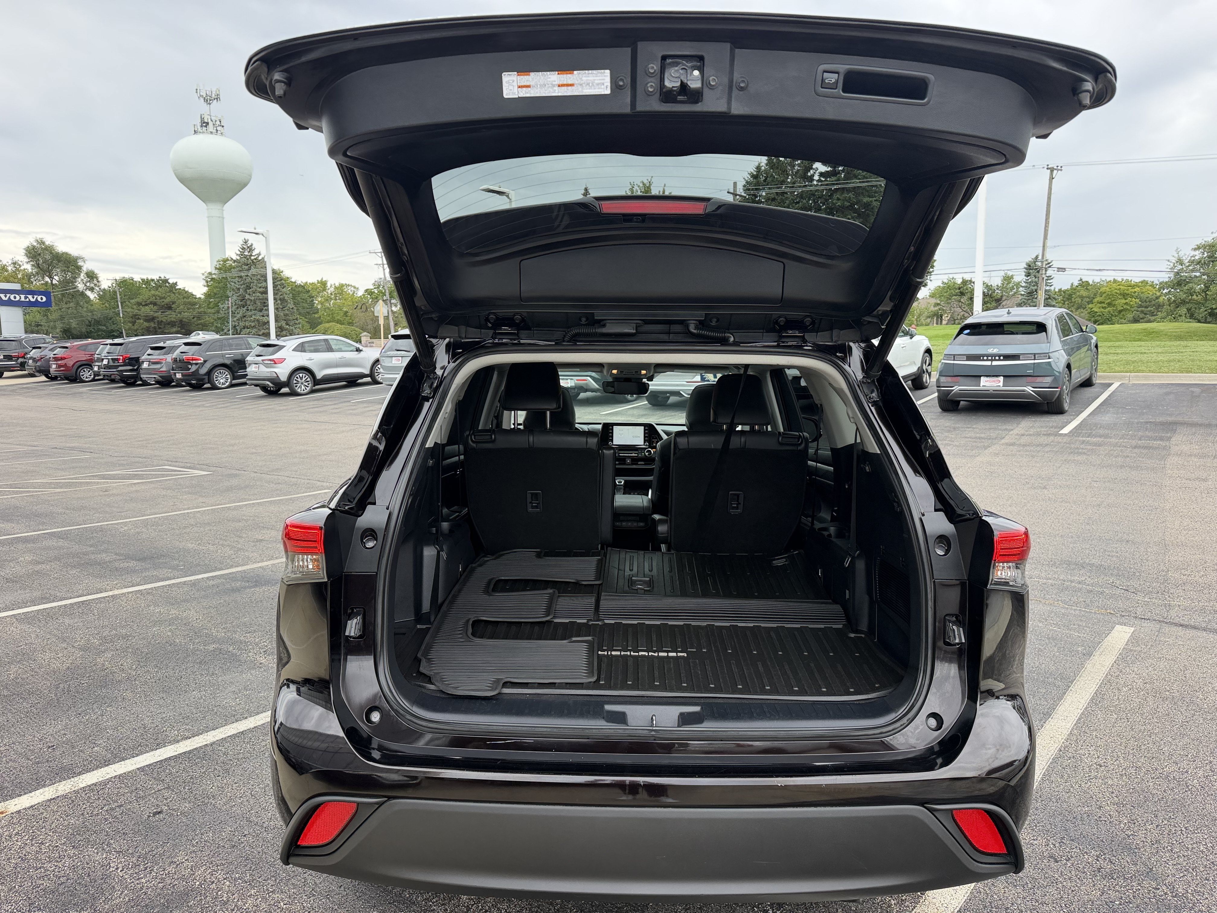 Used 2021 Toyota Highlander XLE AWD/4WD image 12