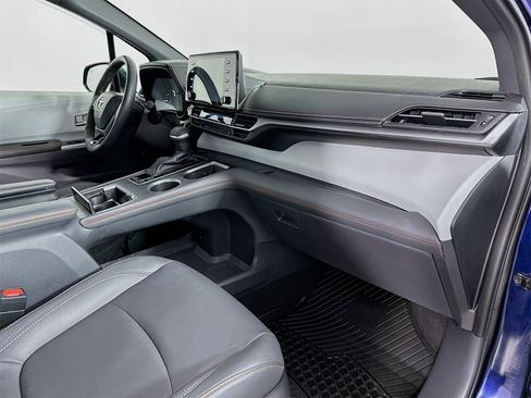 Used 2022 Toyota Sienna XSE image 31